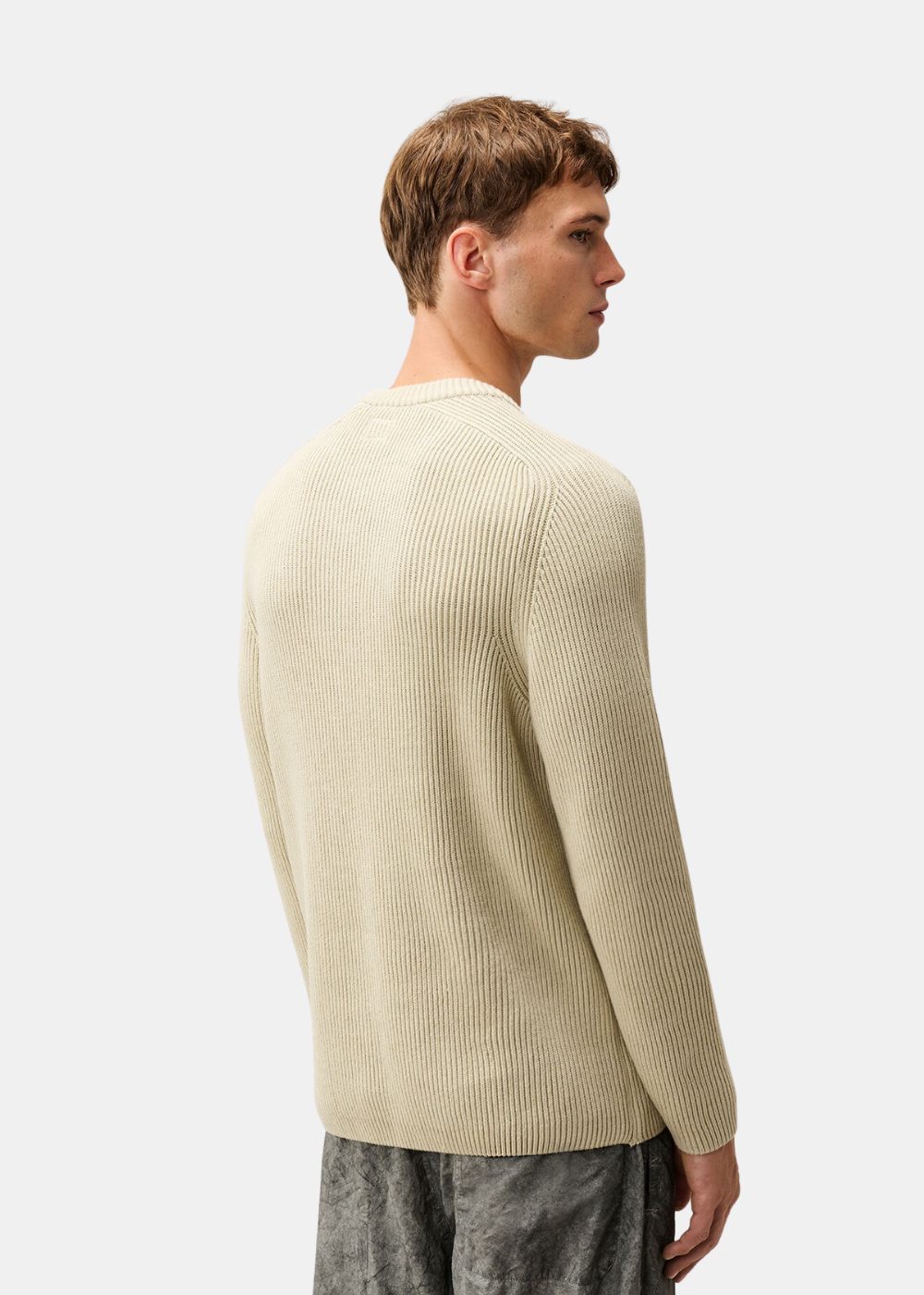 Vue de trois-quarts dos portée du pull col rond C.P. Company en coton mélangé beige