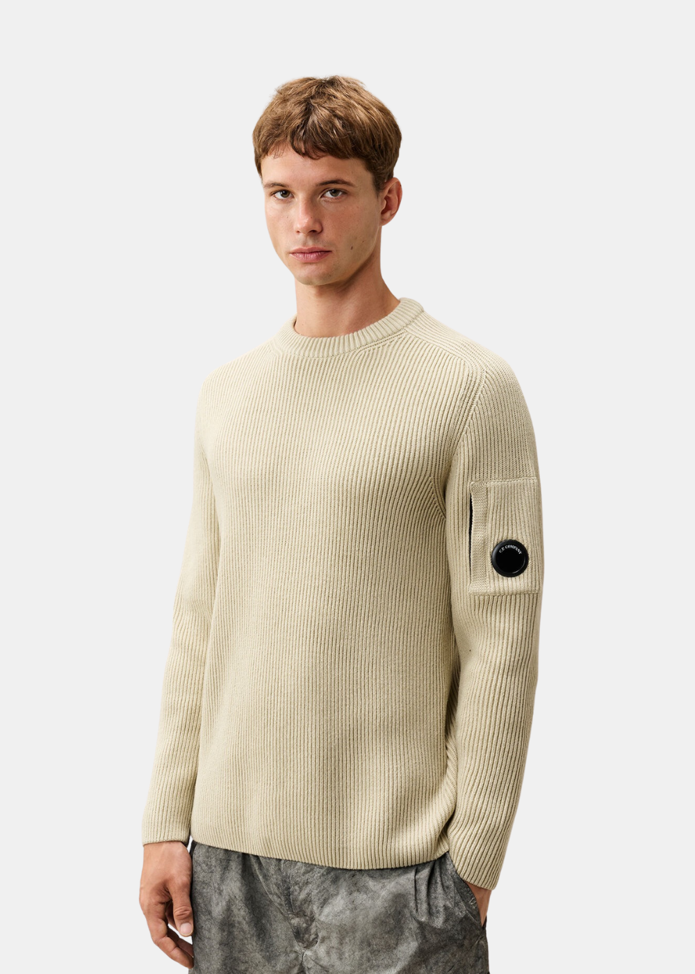 Vue de trois-quarts face portée du pull col rond Homme C.P. Company côtelé Lens beige