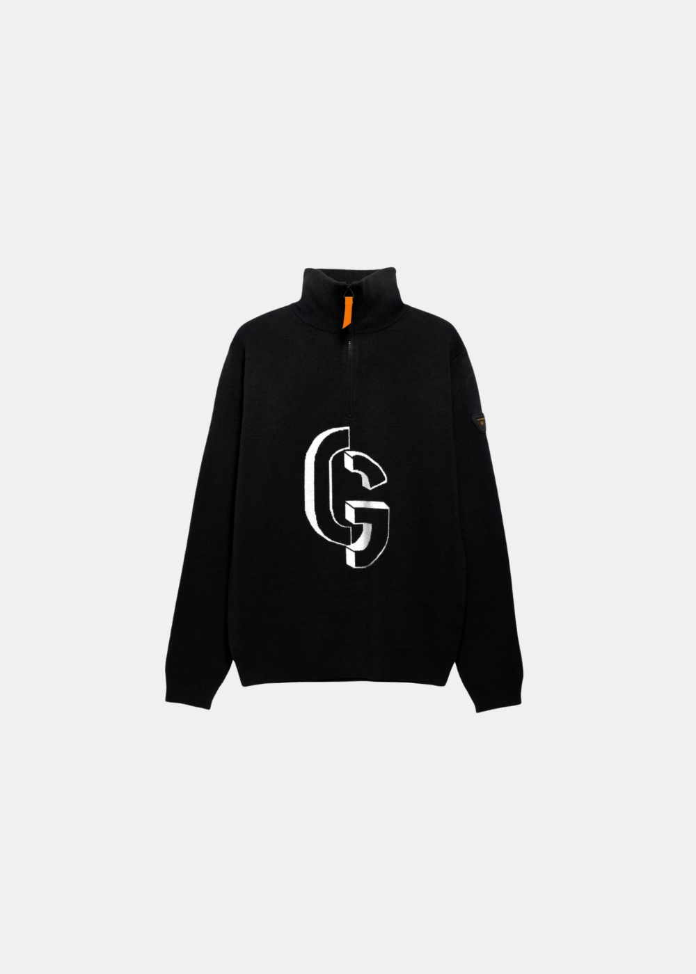 Packshot à plat de face du pull Gertrude noir à col demi-zip, motif logo CG en intarsia blanc et tirette orange
