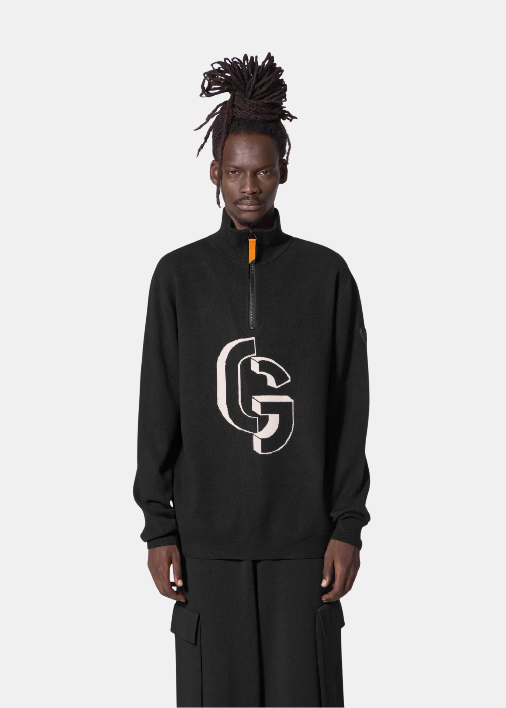 Mannequin homme de face portant le pull noir Gertrude à col montant zippé avec grand logo CG graphique sur la poitrine