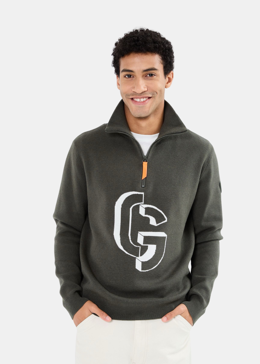 Mannequin homme de face portant le pull vert kaki Gertrude à col montant demi-zip avec logo CG blanc sur la poitrine