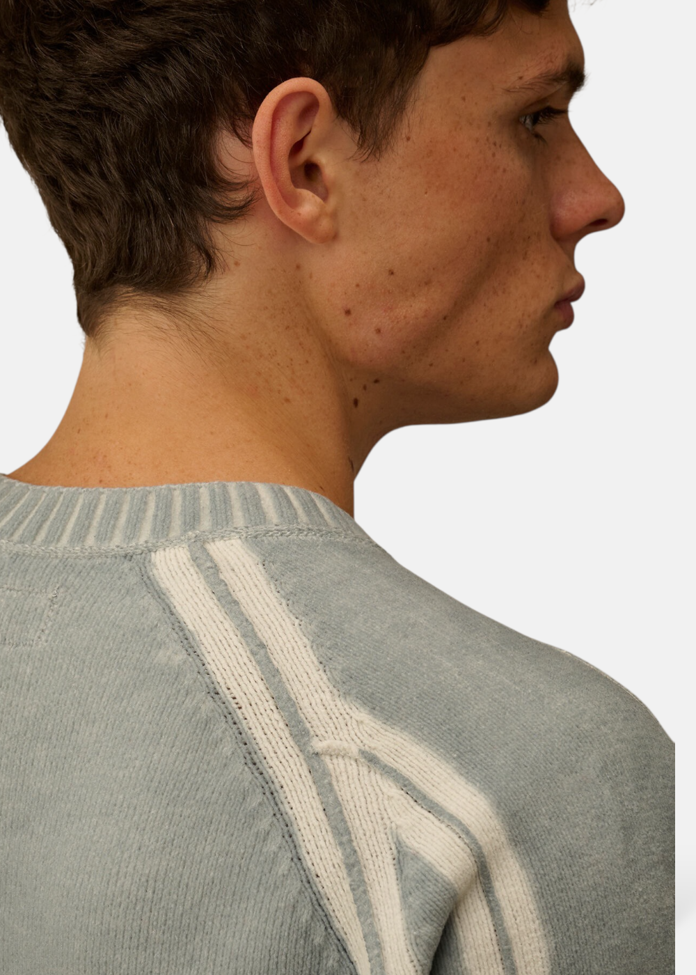 Gros plan sur la maille chenille du pull C.P. Company, montrant la profondeur de la teinture artisanale bleue.