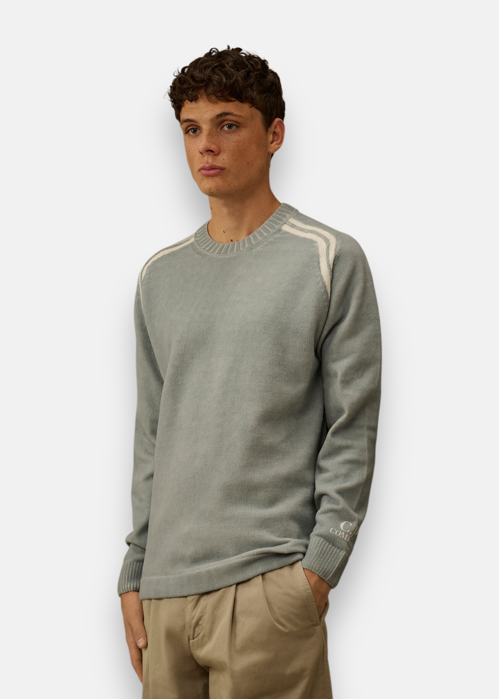 Homme portant le pull C.P. Company bleu en chenille double dyed, coupe régulière.