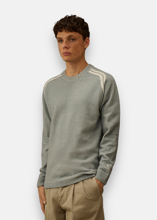 Homme portant le pull C.P. Company bleu en chenille double dyed, coupe régulière.