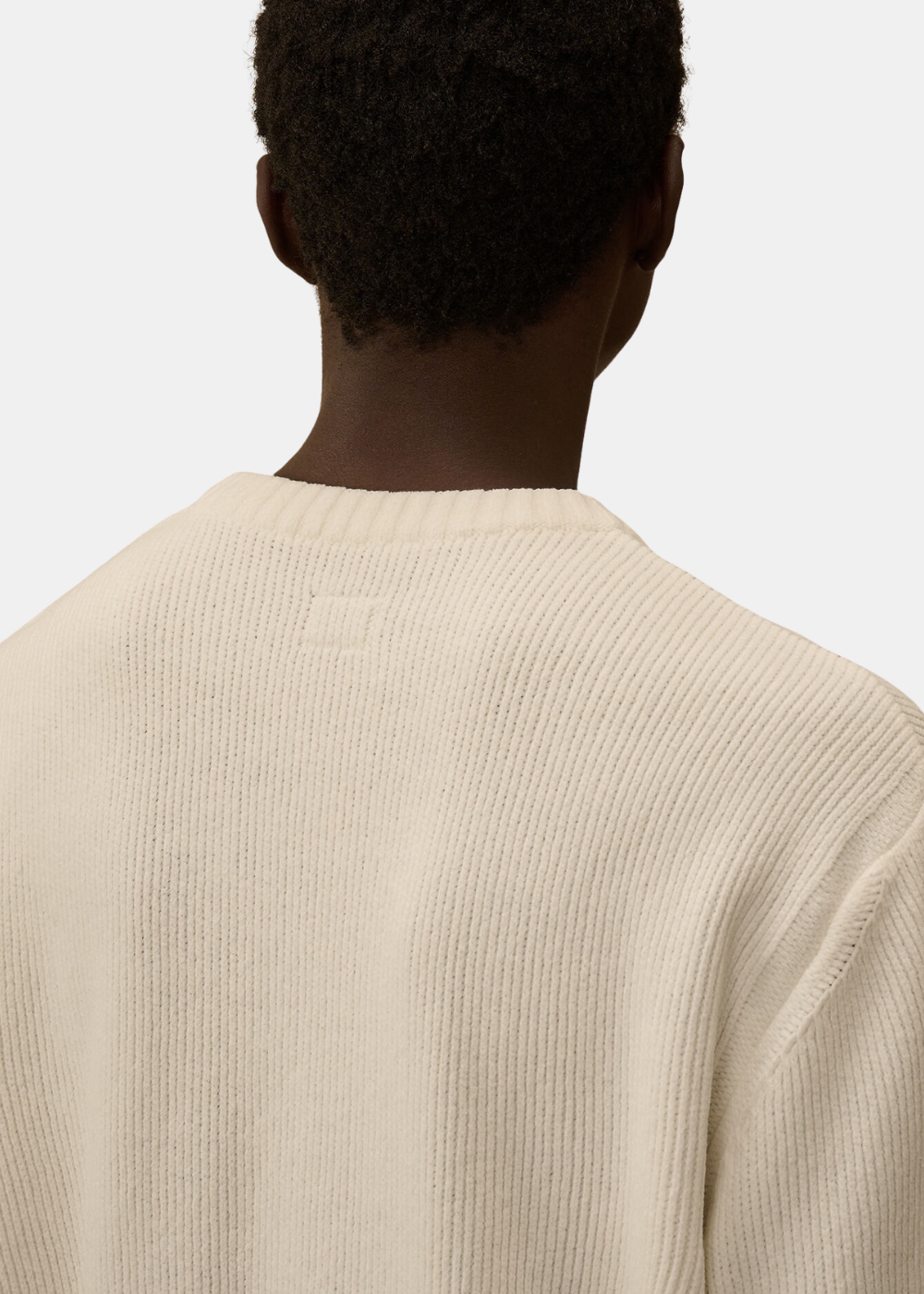 Gros plan sur le dos et le col rond tricoté du pull CP Company Cotton Chenille blanc