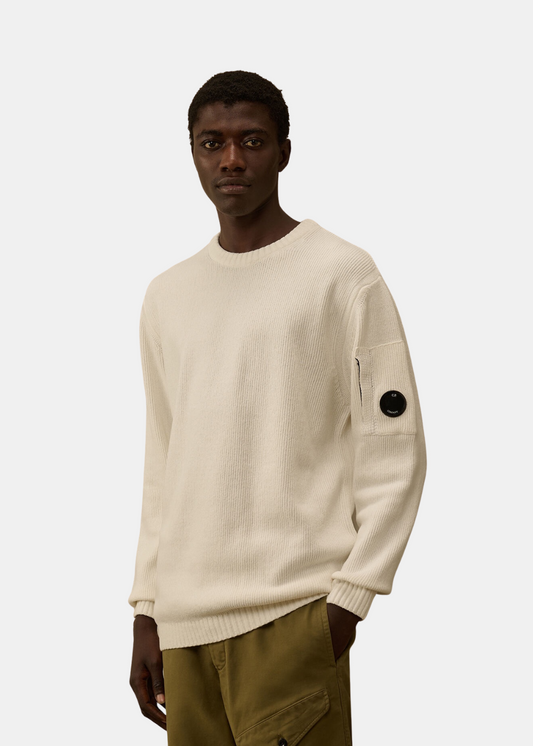 Homme portant la CP Company Cotton Chenille blanc, vue de visage, affichant la lentille emblématique.