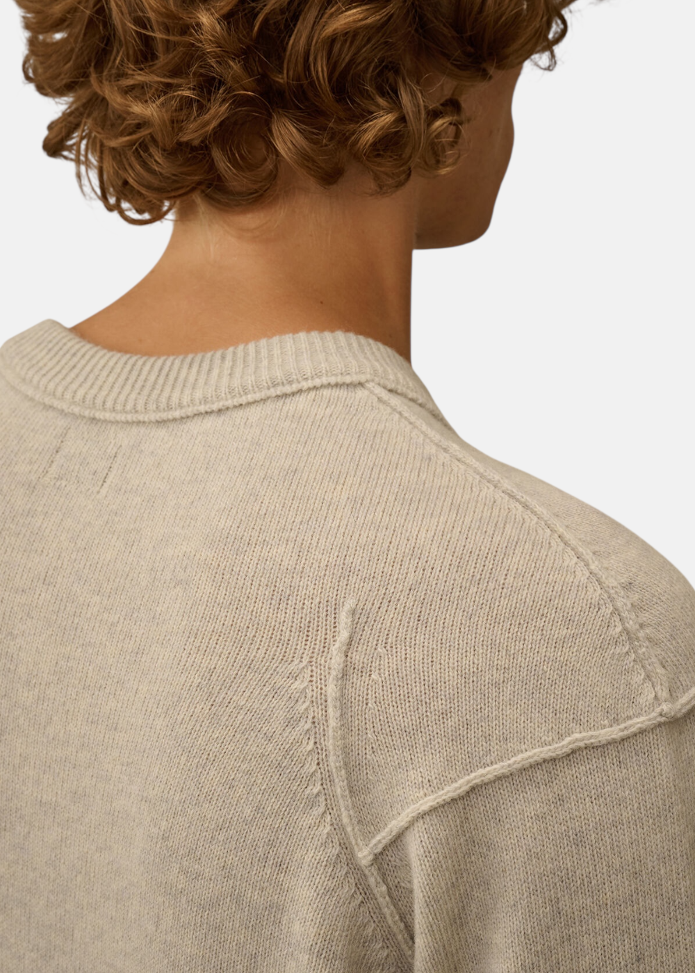 Gros plan sur le cou et les coutures contrastées du pull C.P. Company Lambswool GRS.