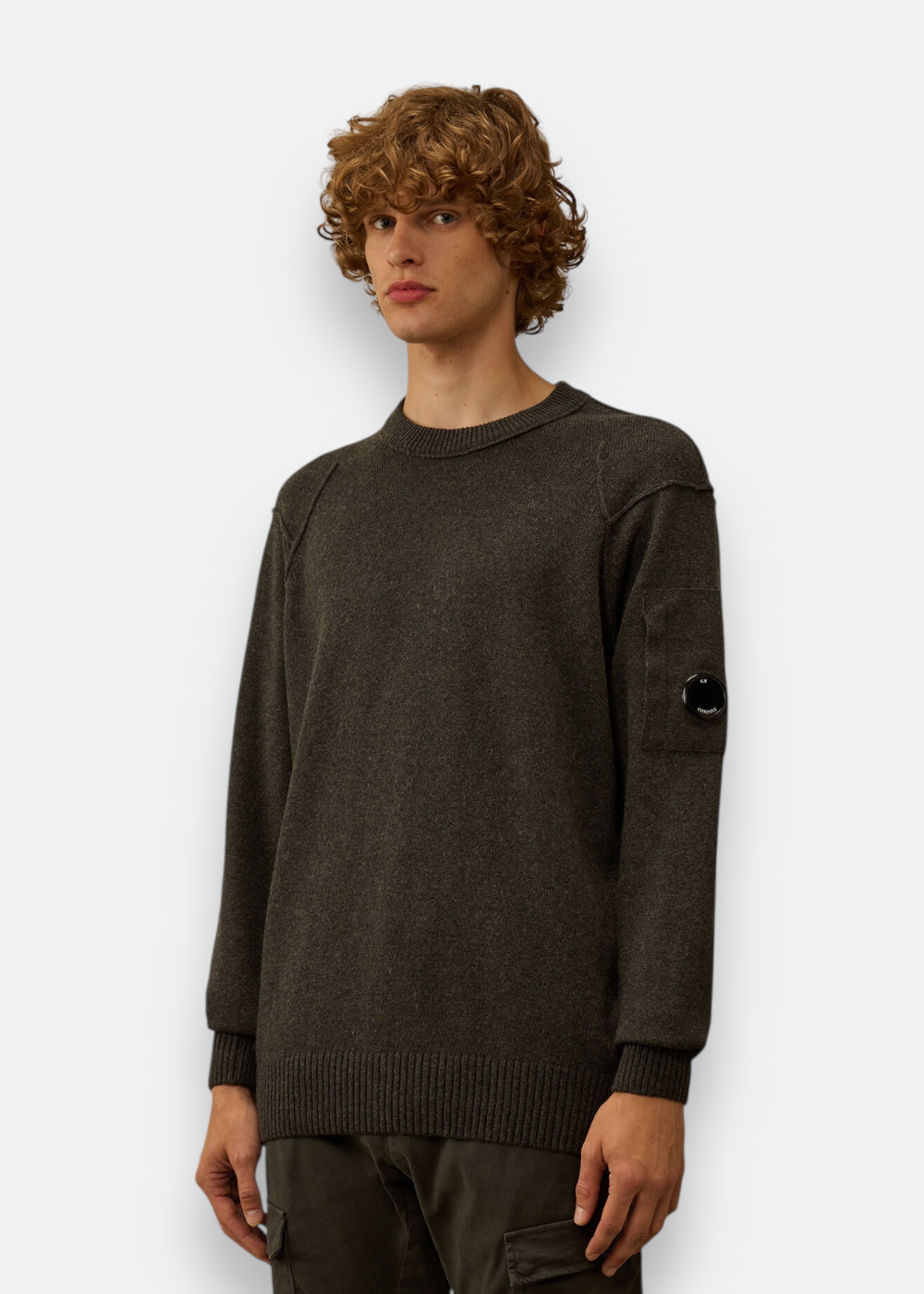 Homme portant le pull C.P. Company Lambswool col rond gris, vue de face.