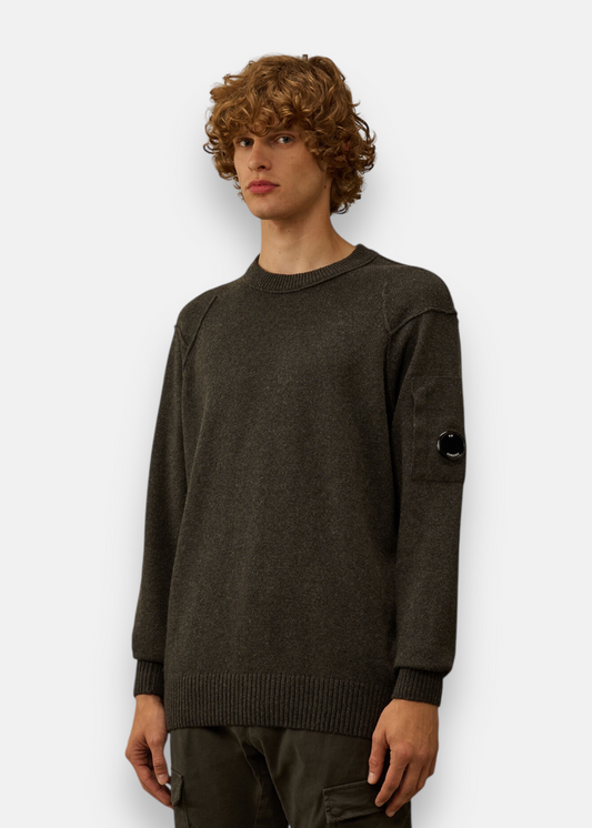 Homme portant le pull C.P. Company Lambswool col rond gris, vue de face.