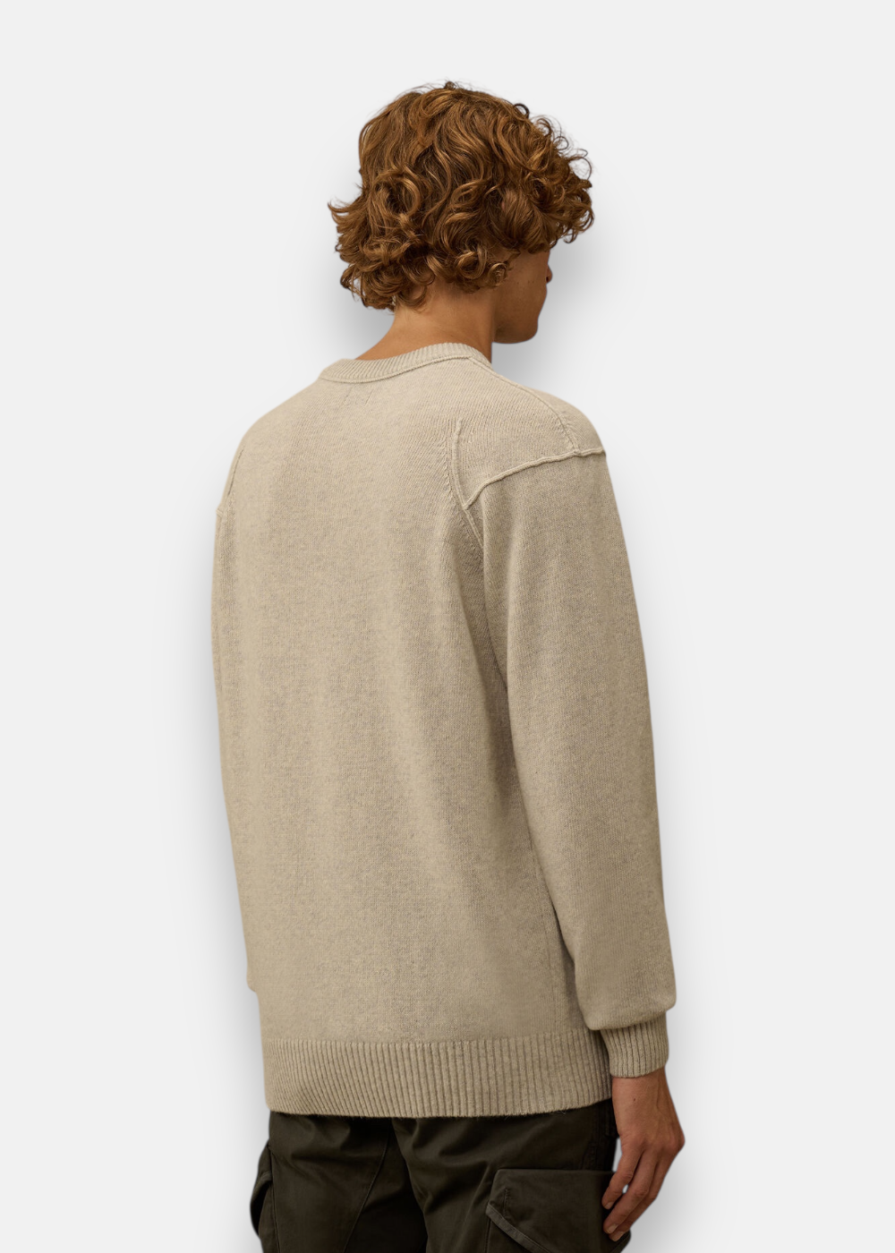 Homme portant le pull C.P. Company Lambswool GRS beige clair, vue de dos montrant les coutures.