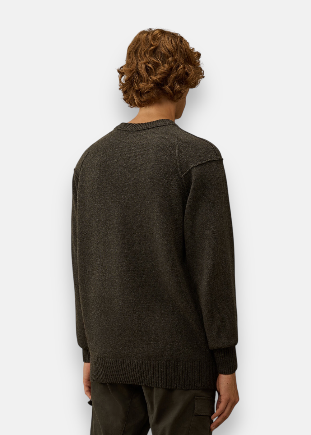 Homme portant le pull C.P. Company Lambswool gris, vue de dos montrant les coutures.