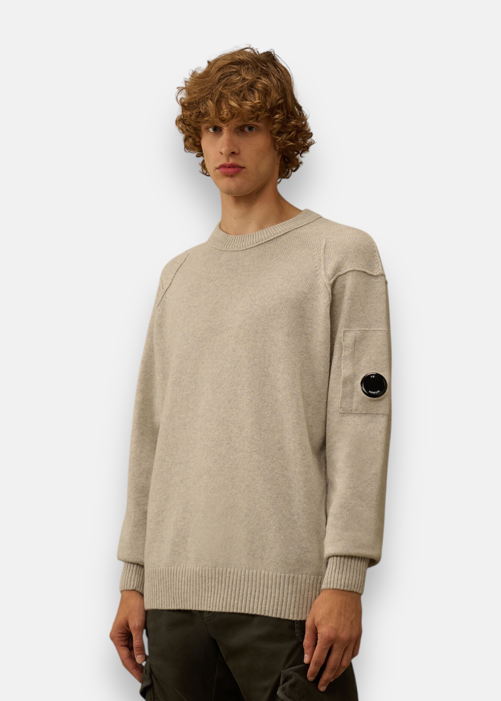 Homme portant le pull C.P. Company Lambswool col rond beige clair, vue de face.
