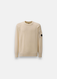 Pull C.P. Company Lambswool GRS col rond, couleur beige/crème, vue de produit plat, avec lentille signature sur le bras.