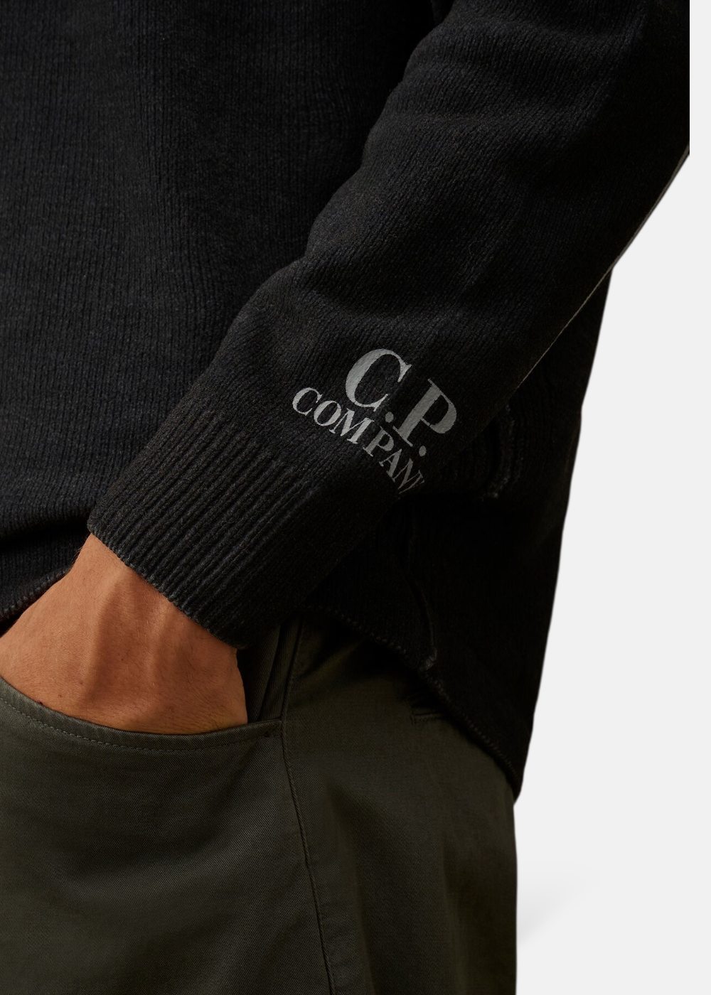 Détail du logo sur le poighet du pull C.P. Company Navy en chenille.