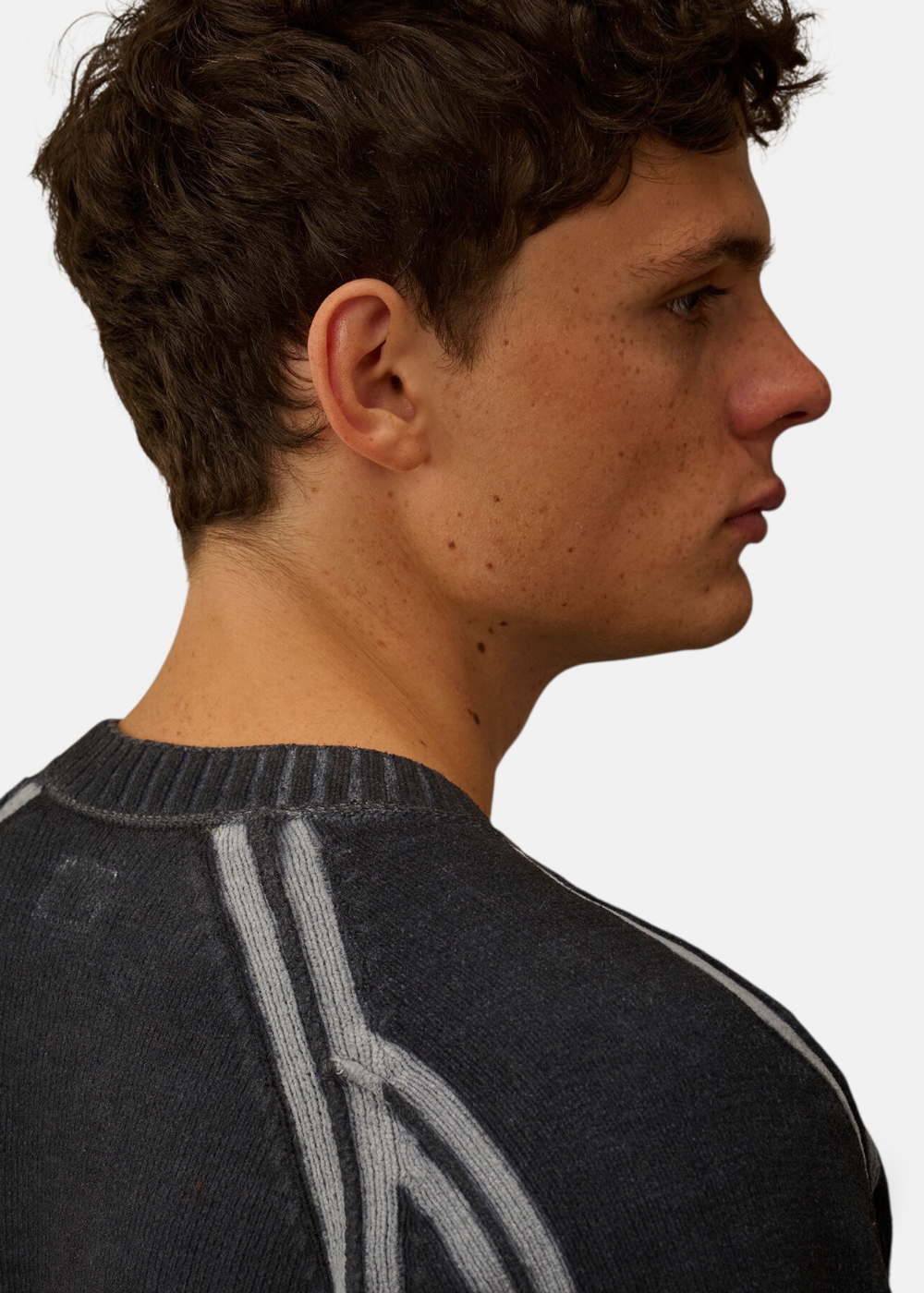 Gros plan sur la texture veloutée de la maille chenille C.P. Company avec sa teinture artisanale Navy.