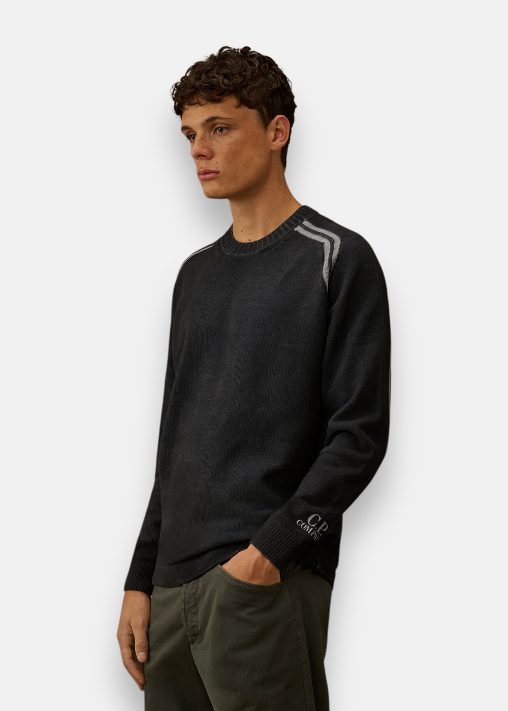 Homme portant le pull C.P. Company Navy en chenille double dyed, coupe régulière de face.