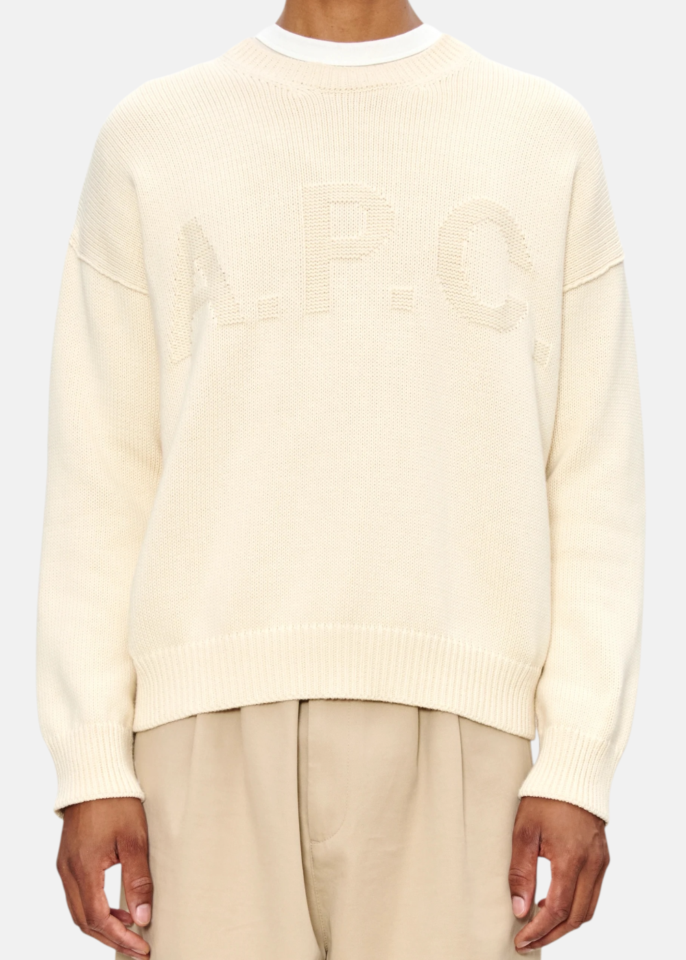 Pull homme crème A.P.C. avec logo A.P.C. brodé en relief ton sur ton, zoom sur le buste.