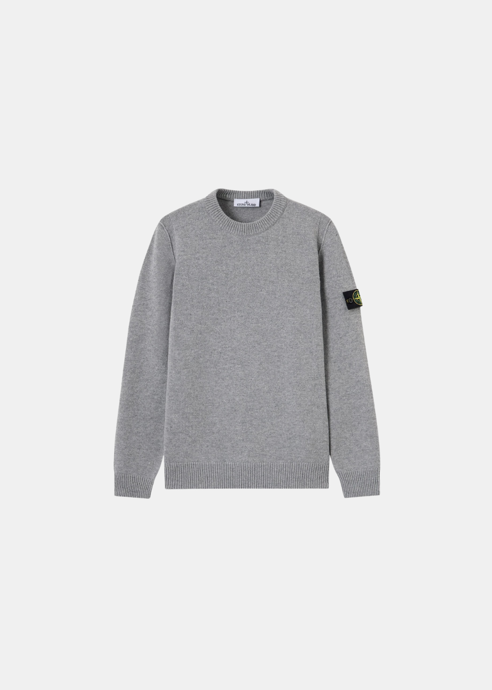 Packshot de face d'un pull col rond en laine de agneau gris chiné Stone Island avec son badge emblématique.