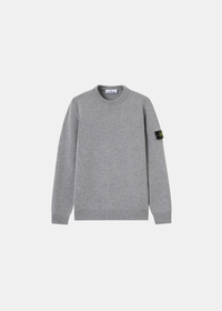 Packshot de face d'un pull col rond en laine de agneau gris chiné Stone Island avec son badge emblématique.