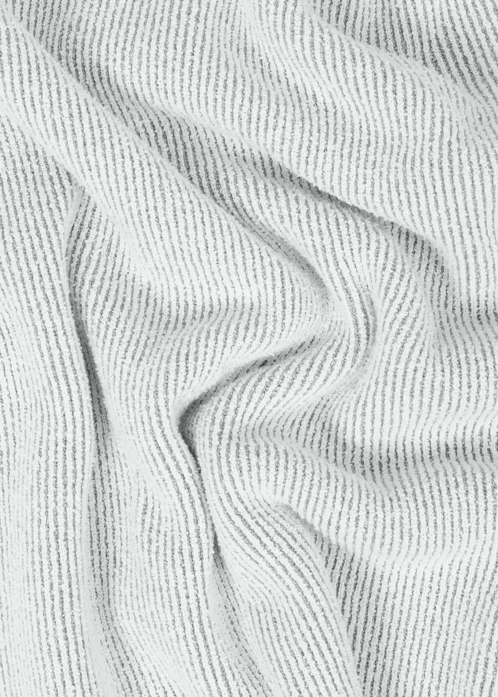 Zoom sur la texture en maille côtelée épaisse d'un pull gris perle Stone Island.