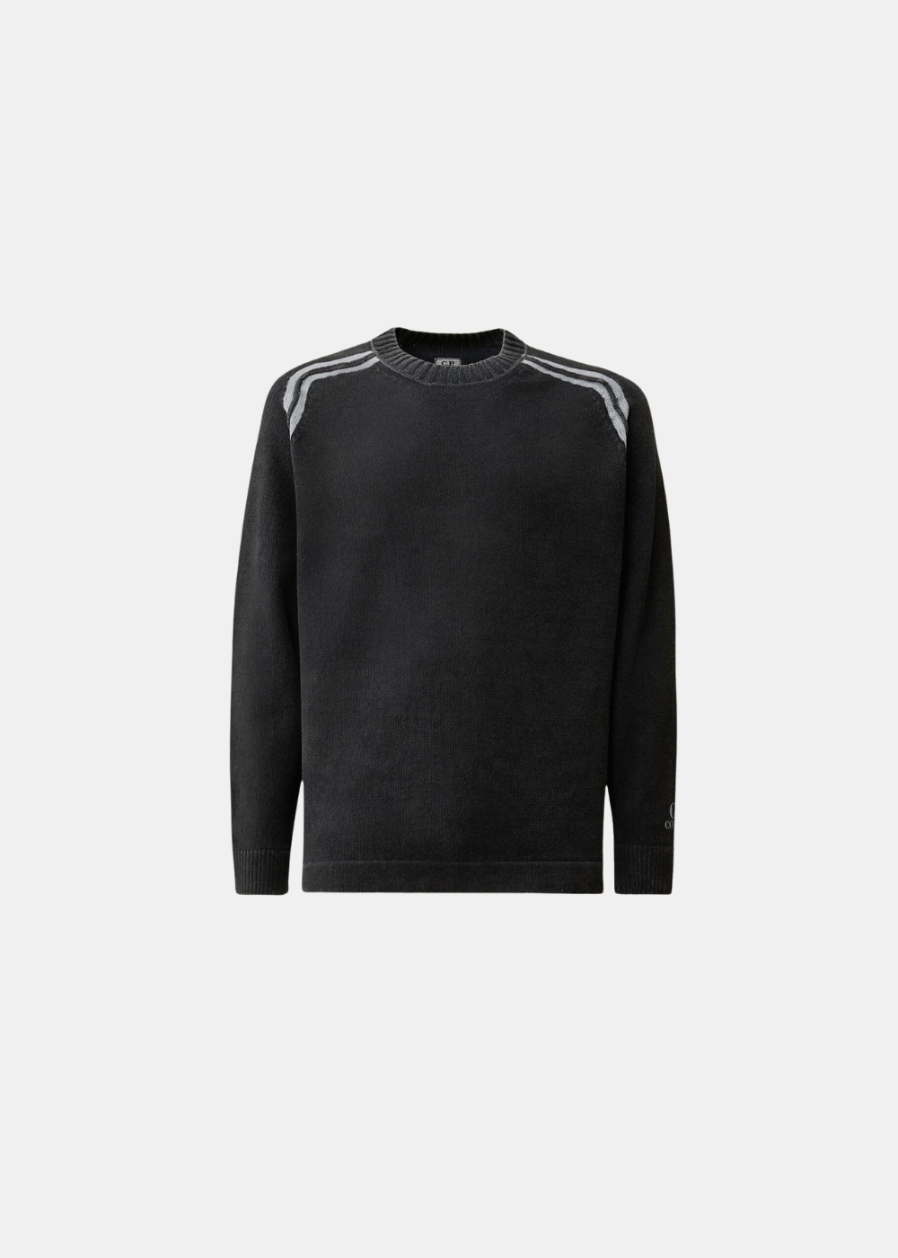 Packshot de face sur fond gris d'un pull col rond C.P. Company en chenille de coton bleu marine, affichant des rayures contrastées grises aux épaules et un logo imprimé discret sur le poignet gauche