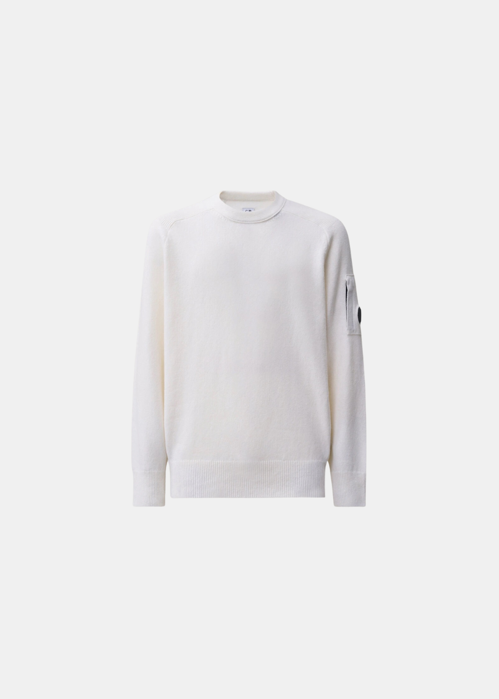 Packshot de face sur fond gris d'un pull col rond C.P. Company en laine lambswool blanc cassé, avec une poche plaquée ornée de la lentille noire signature sur la manche gauche