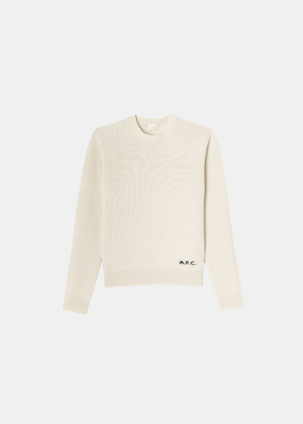 Packshot à plat du pull Edmond A.P.C. en laine blanc cassé avec logo discret brodé en bas