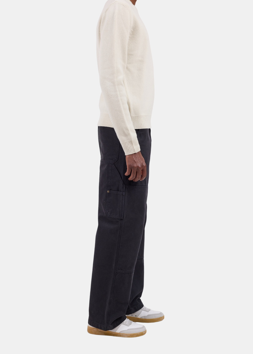 Vue de profil du mannequin homme portant le pull en laine A.P.C. blanc cassé à col rond