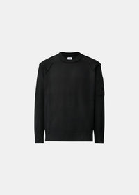 Packshot de face d'un pull noir C.P. Company en Lambswool avec col rond côtelé, poignets et ourlet côtelés.