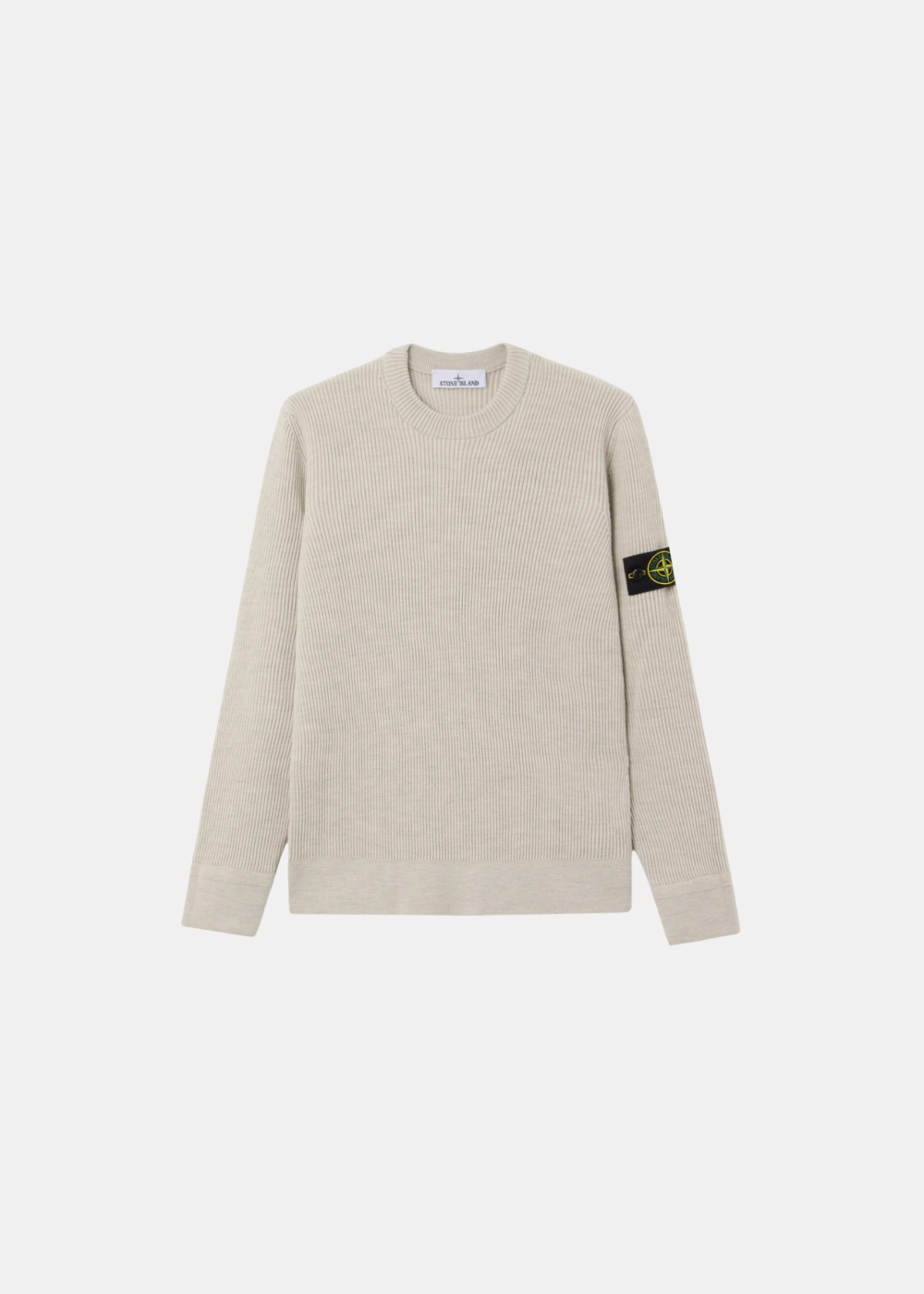 Packshot du pull en laine RWS côtelée couleur sable Stone Island avec badge sur la manche gauche