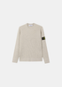 Packshot du pull en laine RWS côtelée couleur sable Stone Island avec badge sur la manche gauche