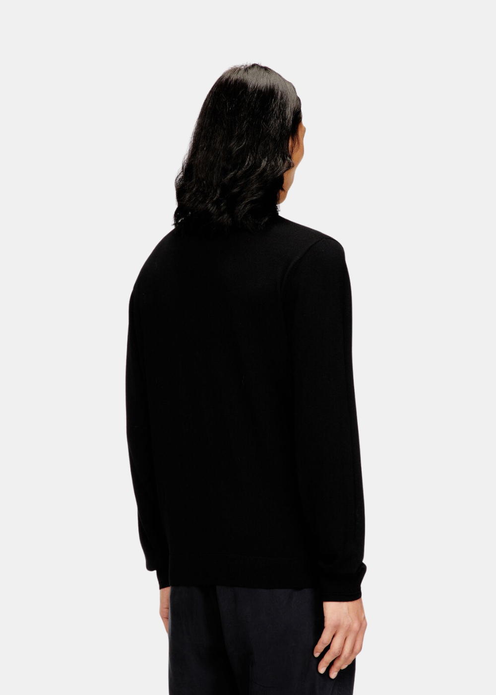 Mannequin homme vu de trois quarts dos portant le pull en maille laine noir Diesel