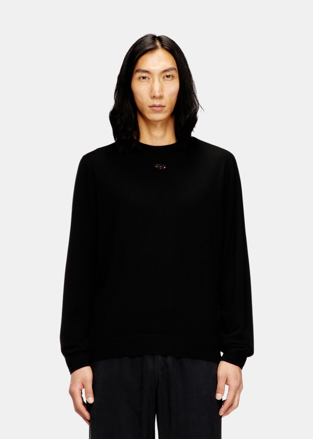 Mannequin homme de face portant le pull en maille laine noir Diesel à découpe Oval D