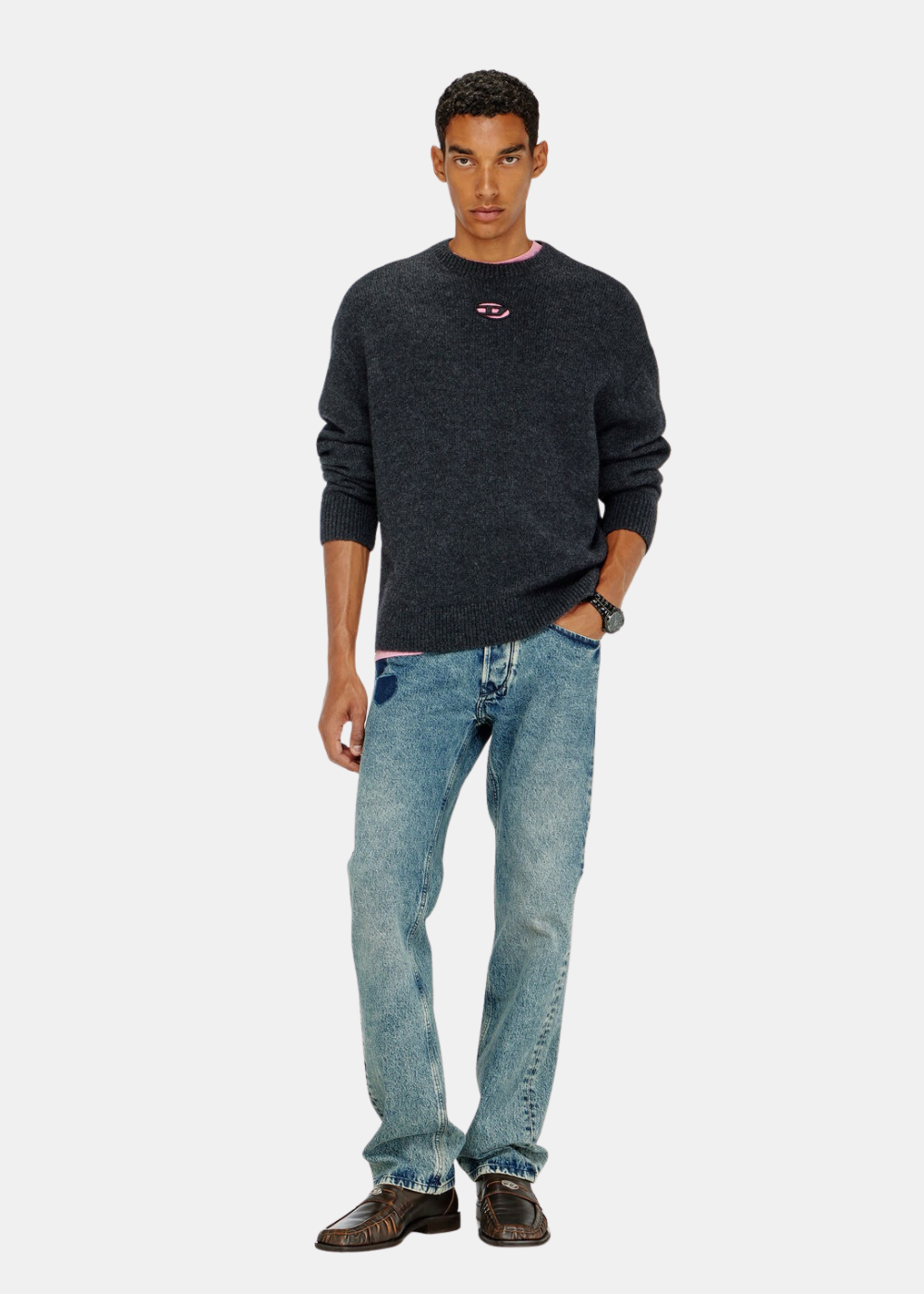 Mannequin portant le pull en maille noir Diesel avec jean bleu et mocassins marrons
