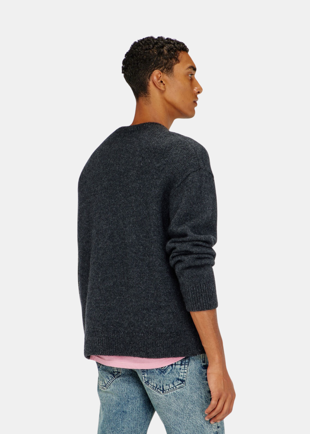 Mannequin homme vu de trois quarts dos portant le pull en maille noir Diesel