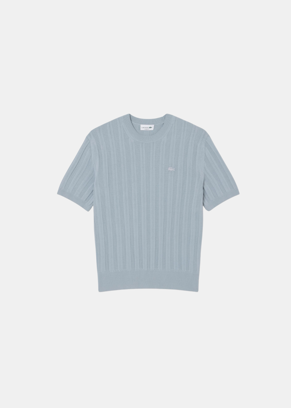 Packshot du pull à manches courtes bleu clair texturé Lacoste avec col rond et logo crocodile