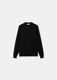 Packshot de face d'un pull noir col rond en laine d'agneau Stone Island avec son badge sur le bras gauche.