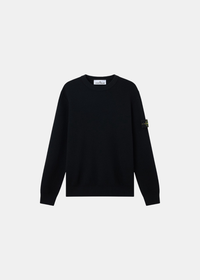 Pull noir en pure laine posé à plat, vue de face (12.jpg), avec col rond et le badge boussole Stone Island boutonné sur la manche gauche.