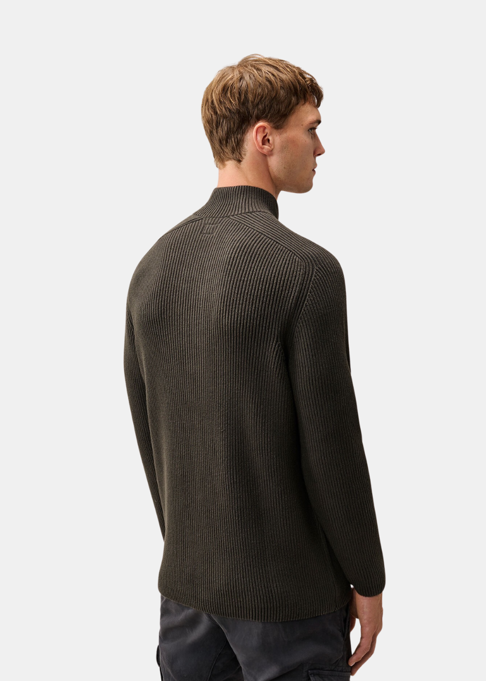 Vue de trois-quarts dos portée du pull polo en coton à maille côtelée C.P. Company gris