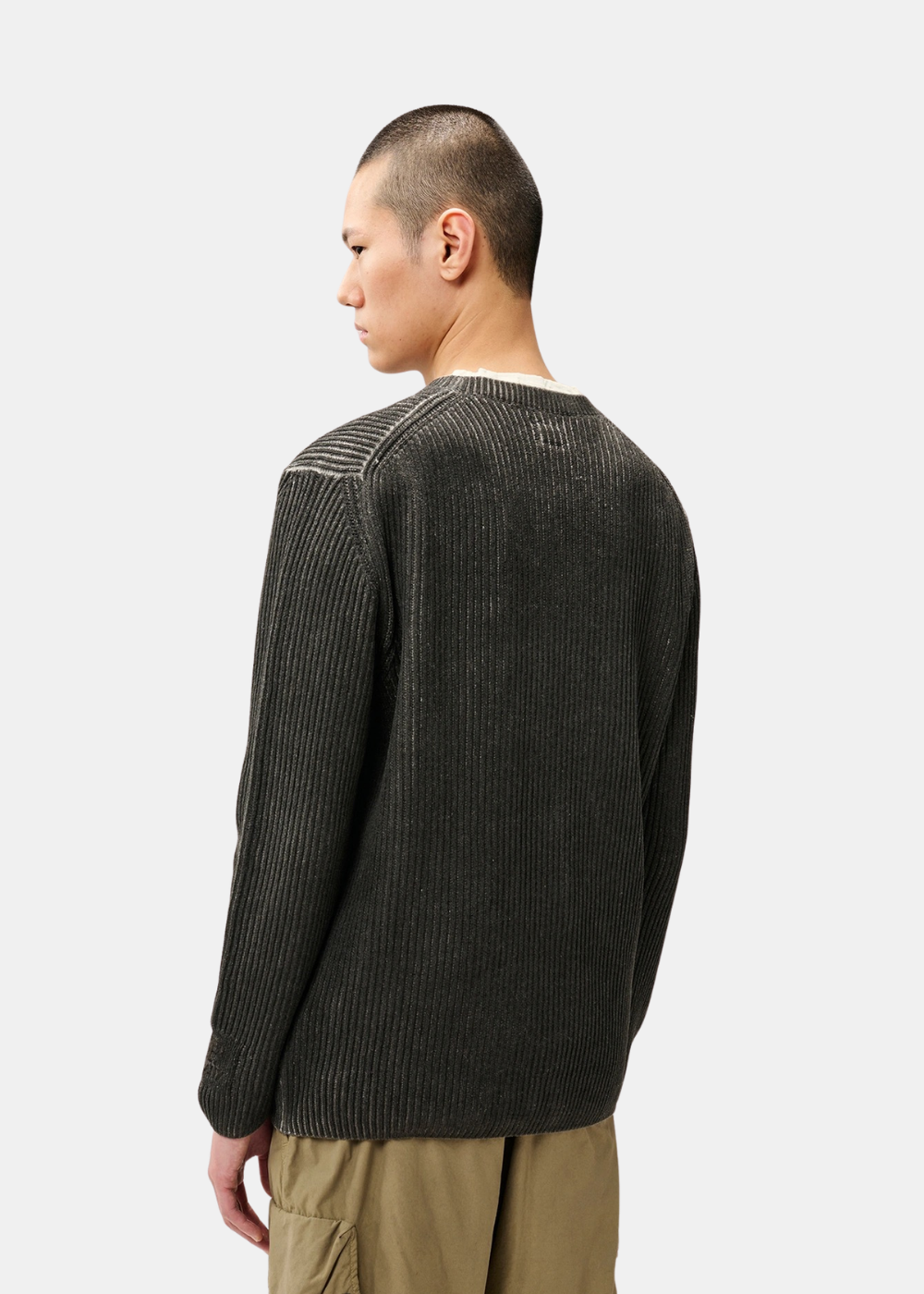 Vue de trois-quarts dos portée du pull ras-de-cou C.P. Company Chenille Logo gris à maille côtelée