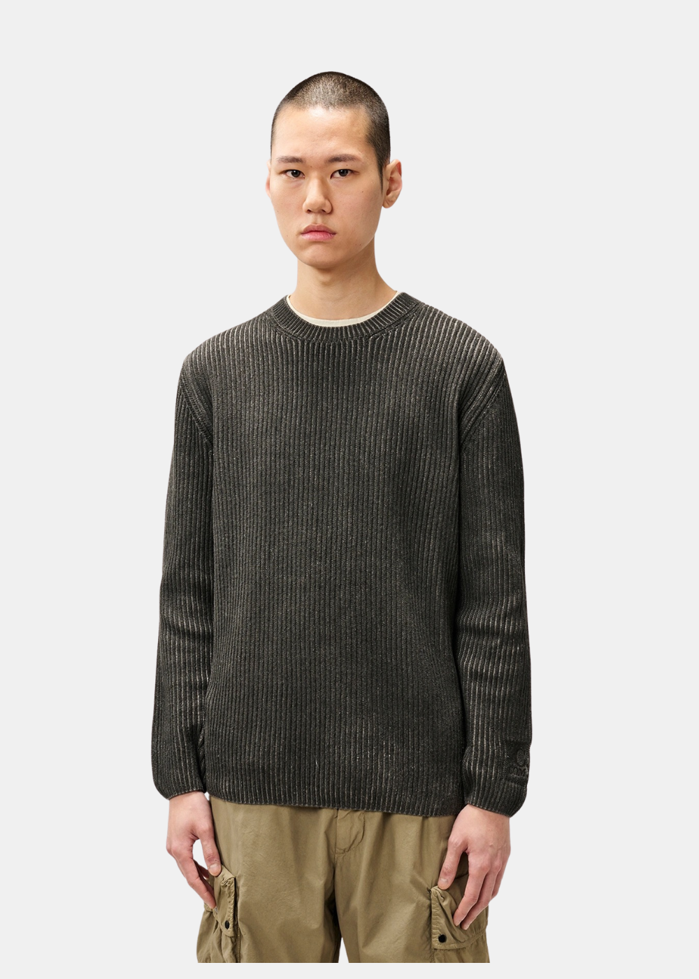 Vue de face portée du pull ras-de-cou C.P. Company Chenille Logo gris avec un pantalon cargo beige