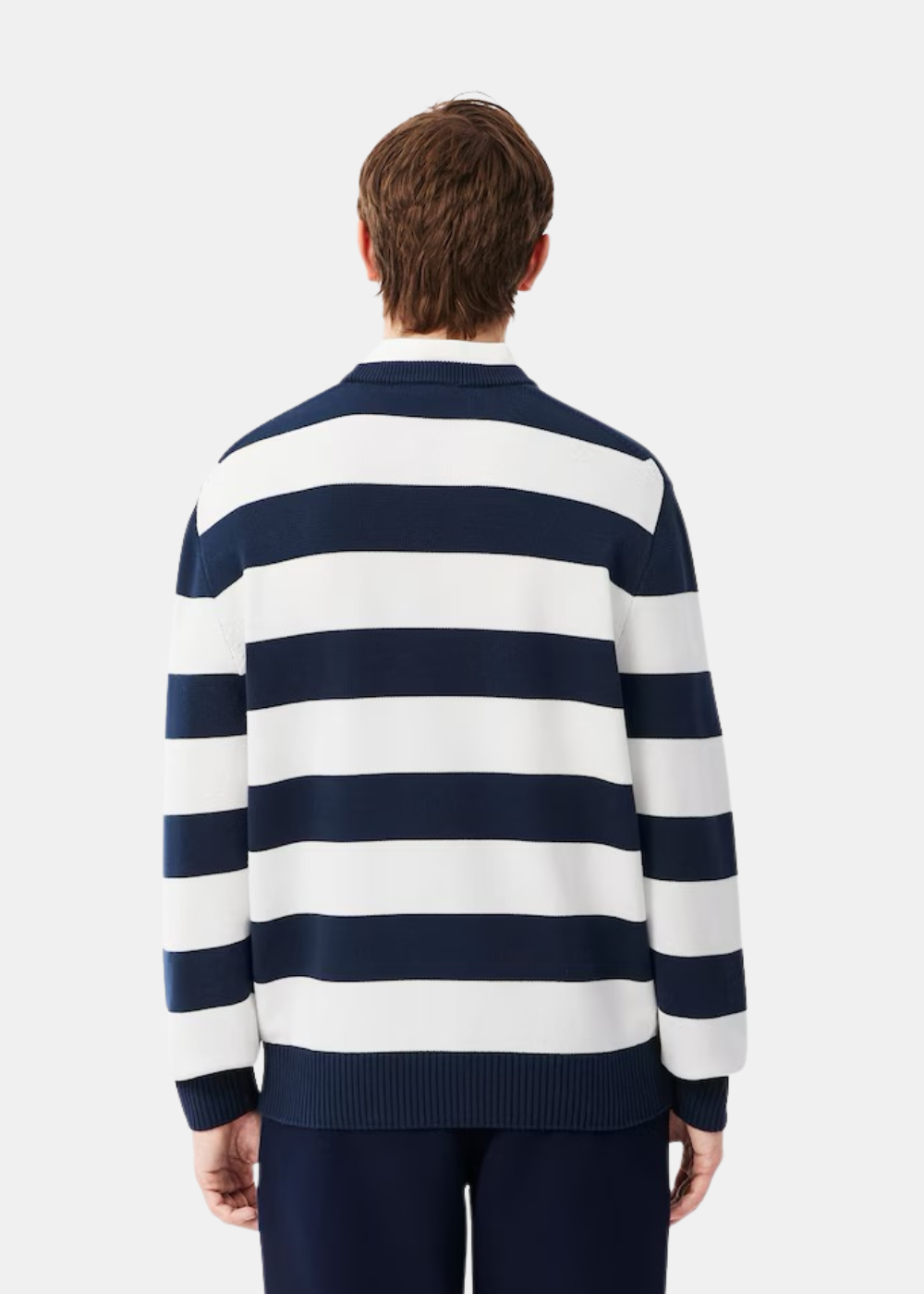 Mannequin homme vu de dos portant le pull rayé bleu marine et blanc Lacoste