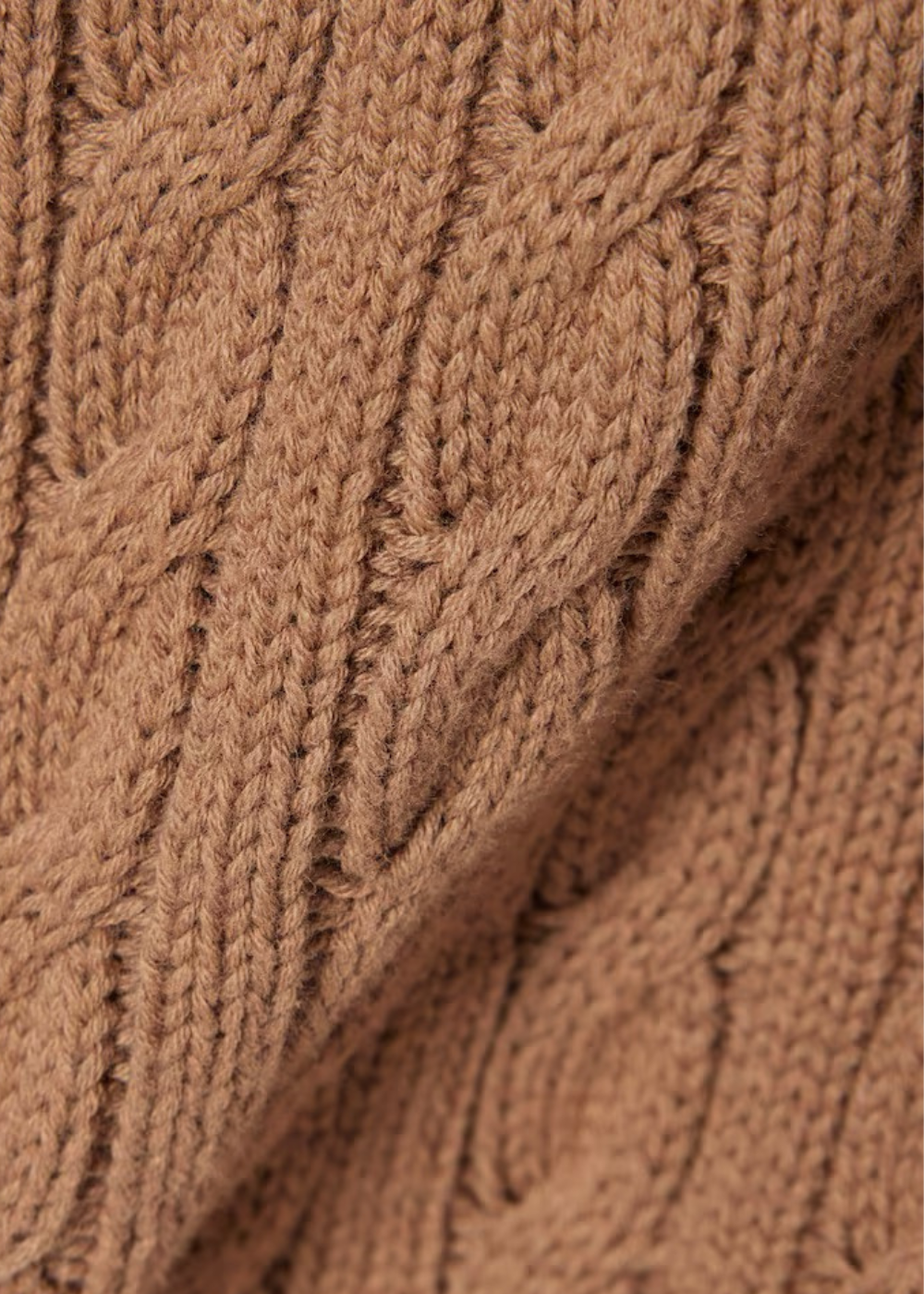 Gros plan sur le relief du tricot et les motifs torsadés du pull marron camel Lacoste