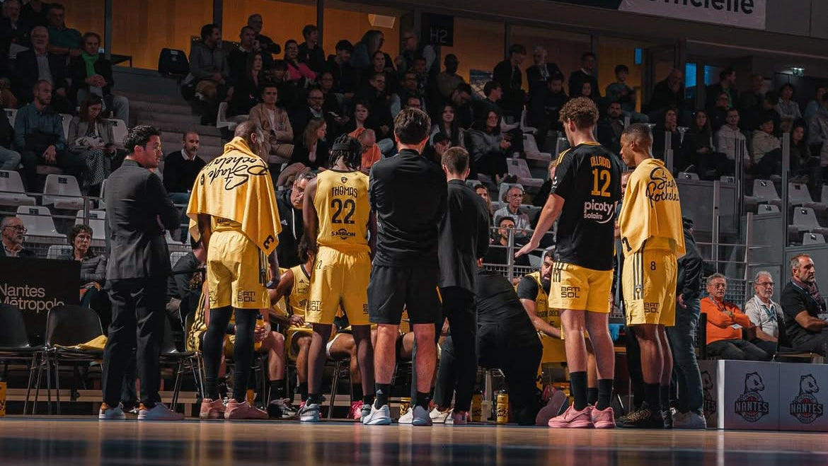 A la rochelle l'équipe pro B se réunit autour de son coach. Partenaire de l'interview purple store