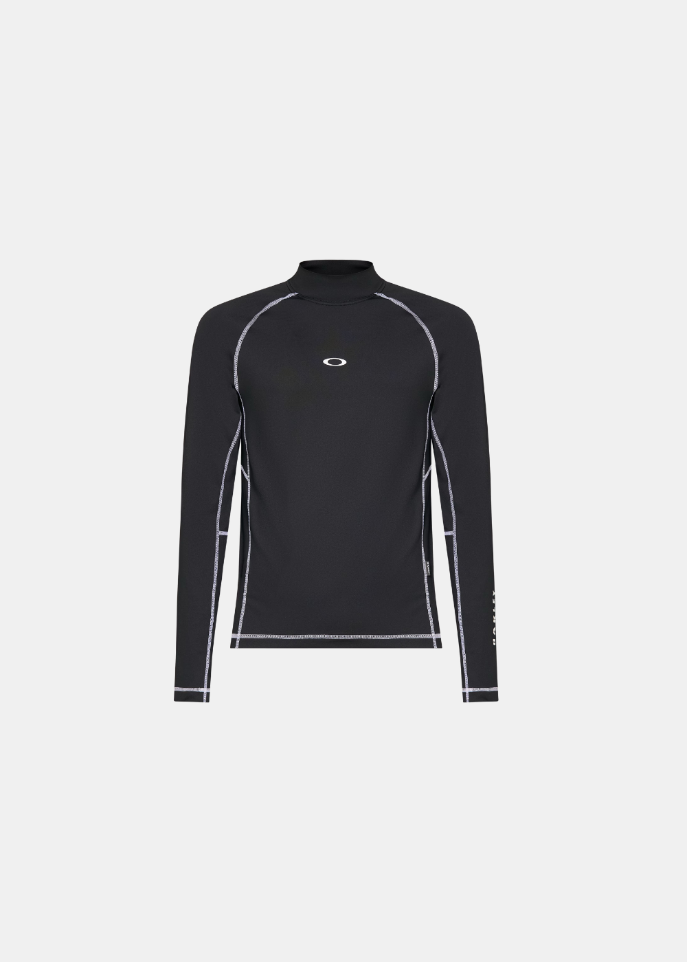 Homme portant le rashguard noir Oakley à manches longues, mettant en avant la coupe ajustée et les coutures.