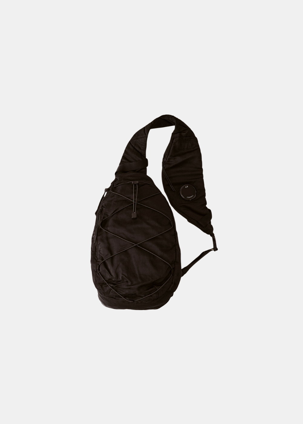 Packshot du sac à dos bandoulière noir C.P. Company en Nylon B avec lentille sur la sangle et cordons élastiques.