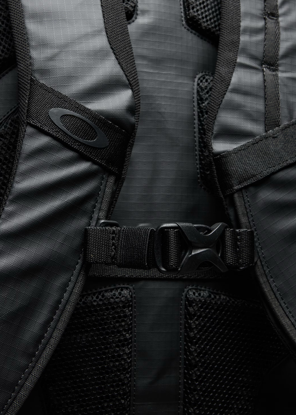 Gros plan sur les bretelles rembourrées et la sangle de poitrine ajustable du sac à dos Oakley Terraquest 29L noir