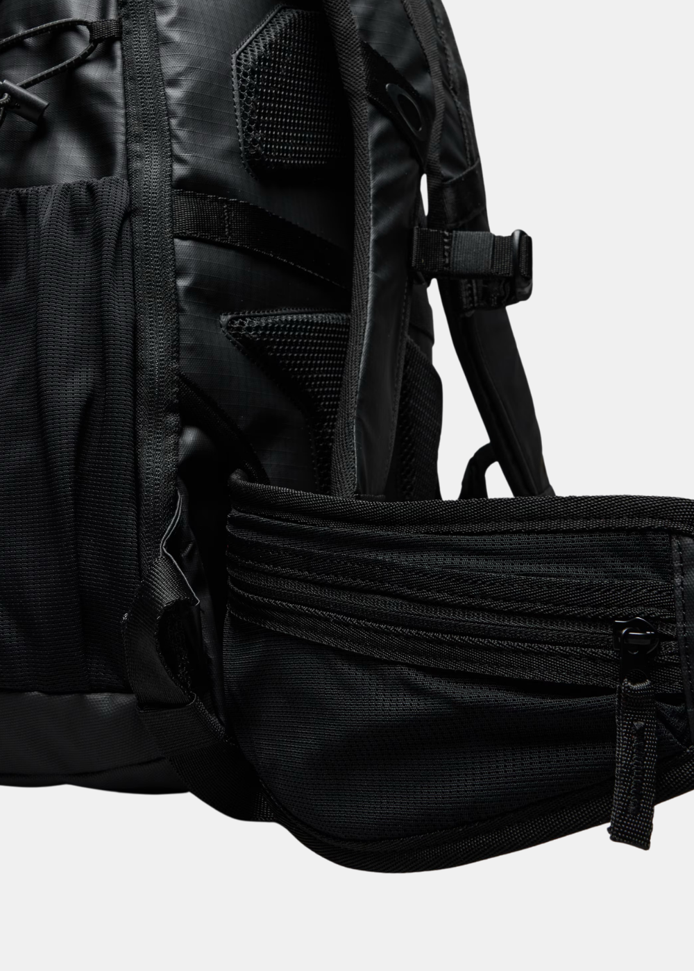 Zoom sur la poche zippée en maille de la ceinture abdominale du sac à dos Oakley Terraquest 29L noir