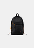 Packshot de face du sac à dos Gertrude noir avec détails orange, poches zippées et patch écusson