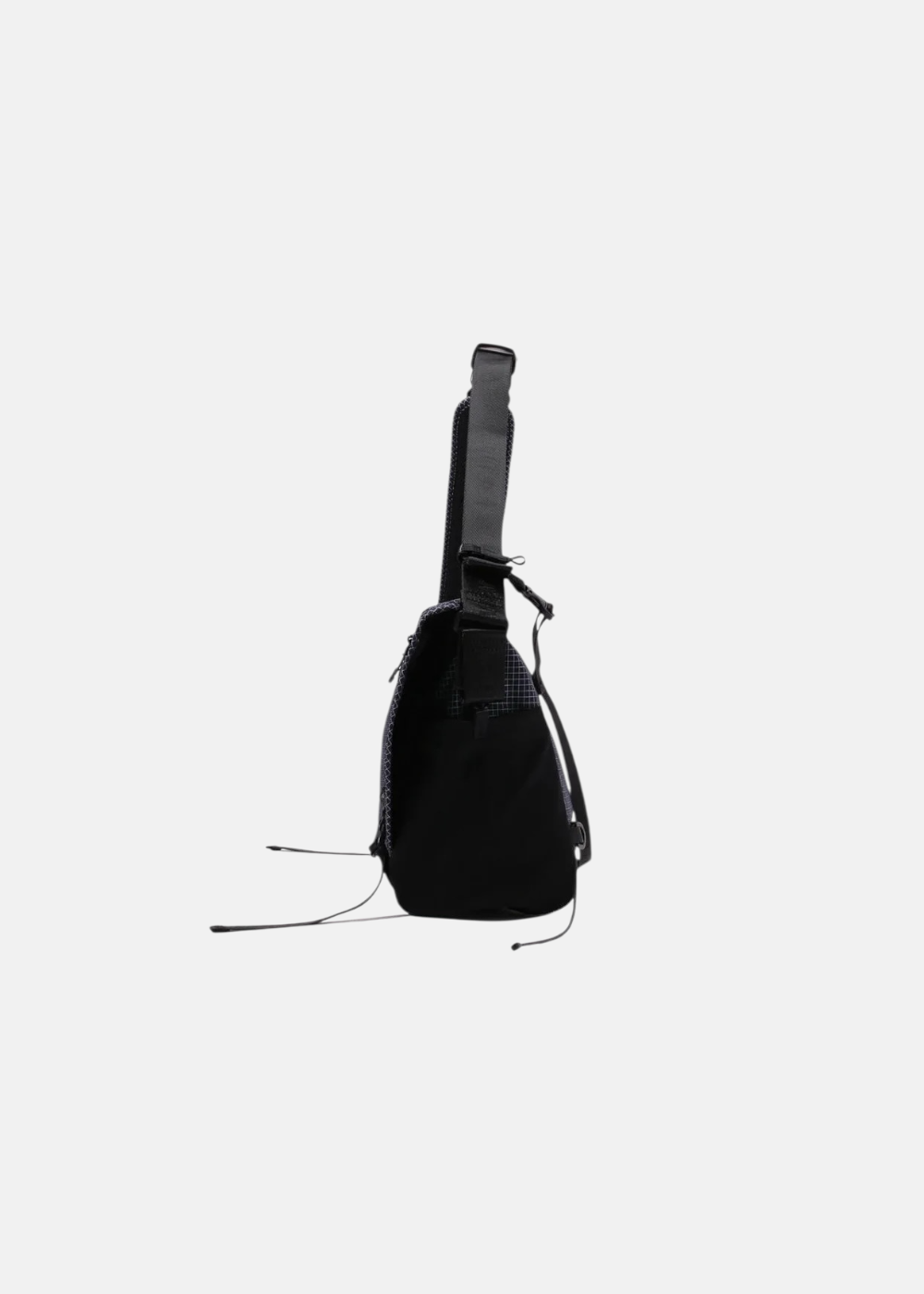 Profil du sac bandoulière And Wander, montrant la fermeture zippée et le cordon de serrage.